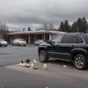 Трагедия в Германии: 12-летний мальчик погиб под колесами автомобиля после ссоры, родители оплакивали сына за временной стеной
