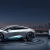 Доступные и люксовые электрокары 2025: главные новинки BMW, Mercedes и Renault
