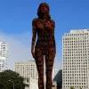 Скандал в Сан-Франциско: Гигантская статуя обнаженной женщины из стали вызвала бурную реакцию